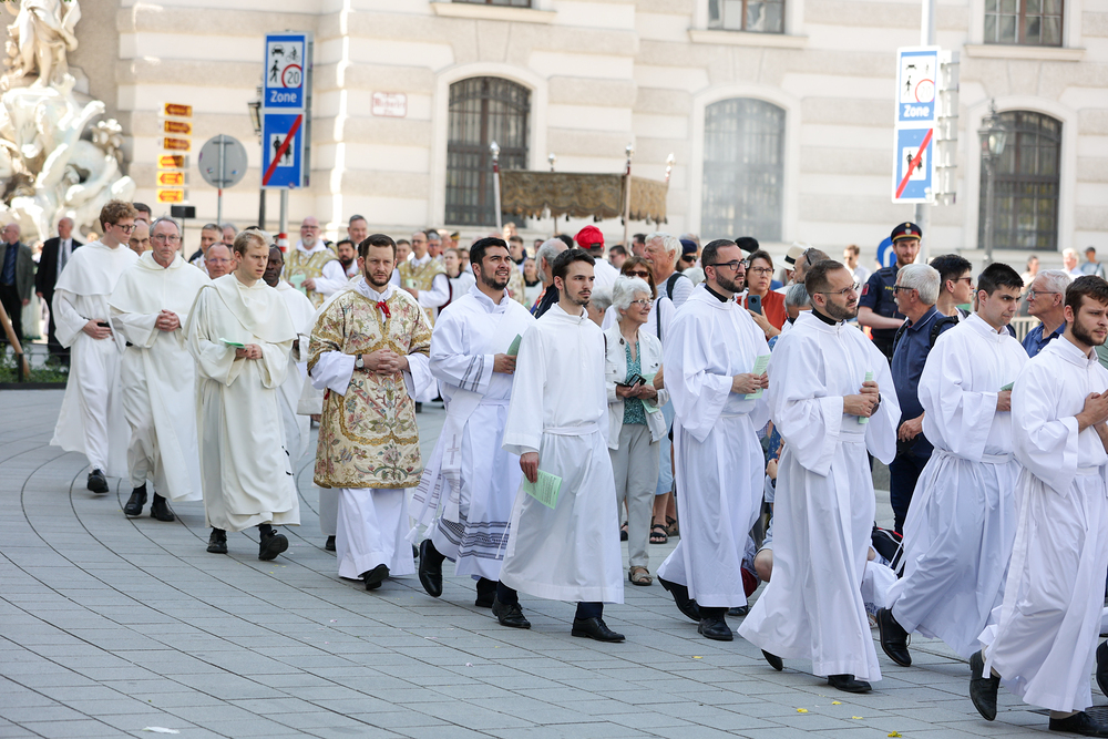 Fronleichnamsprozession in Wien / Stephan Schönlaub / Erzdiözese Wien Bischöfe zu Frronleichnam