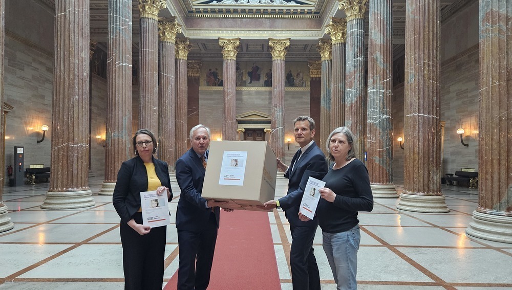 Sparkurs: Familienverband übergibt Petition an Nationalratspräsidenten