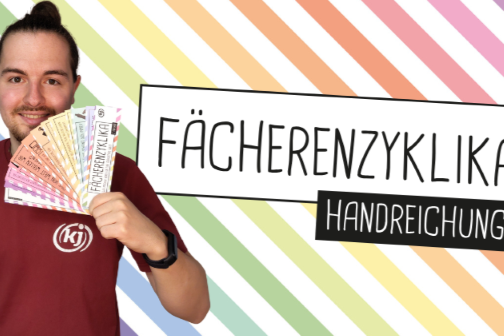 Rafael Haigermoser, ehrenamtlicher Vorsitzender der Katholischen Jugend Österreichs hält den Fächer zur Enzyklika Laudato si‘ in der Hand