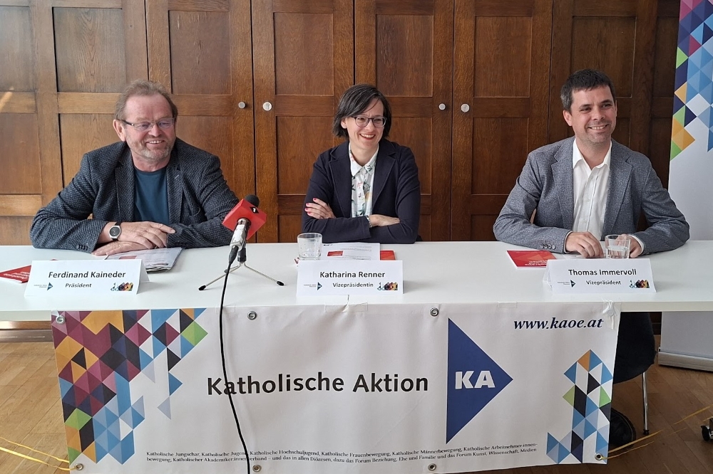 Von links nach rechts Präsident Ferdinand Kaineder, Vizepräsidentin Katharina Renner und Vizepräsident der Katholischen Aktion Österreich Thomas Immervoll bei einer Pressekonferenz 