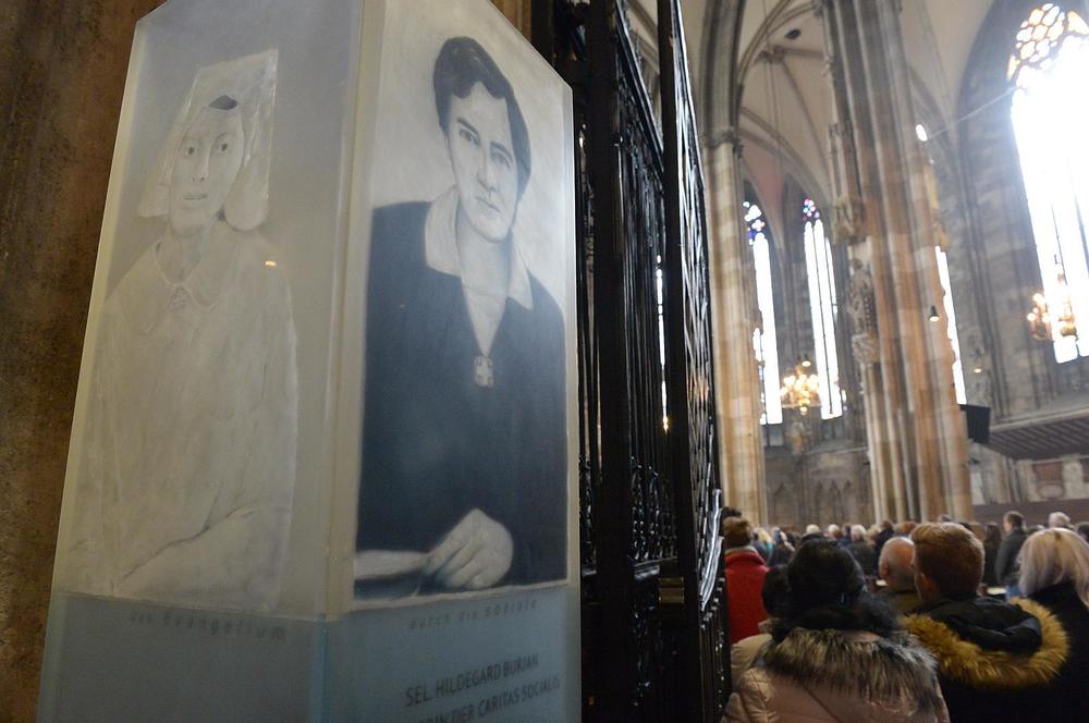 Stele der sel. Hildegard Burjan von Kurt Straznicky im Wiener Stephansdom