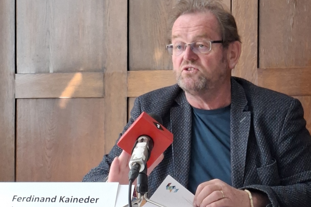 Präsident der Katholischen Aktion Österreich bei einer Pressekonferenz